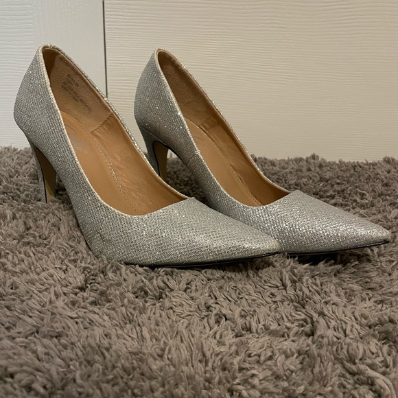 Diba Shoes - Stunning Silver 4 inch Party Heels. EUC